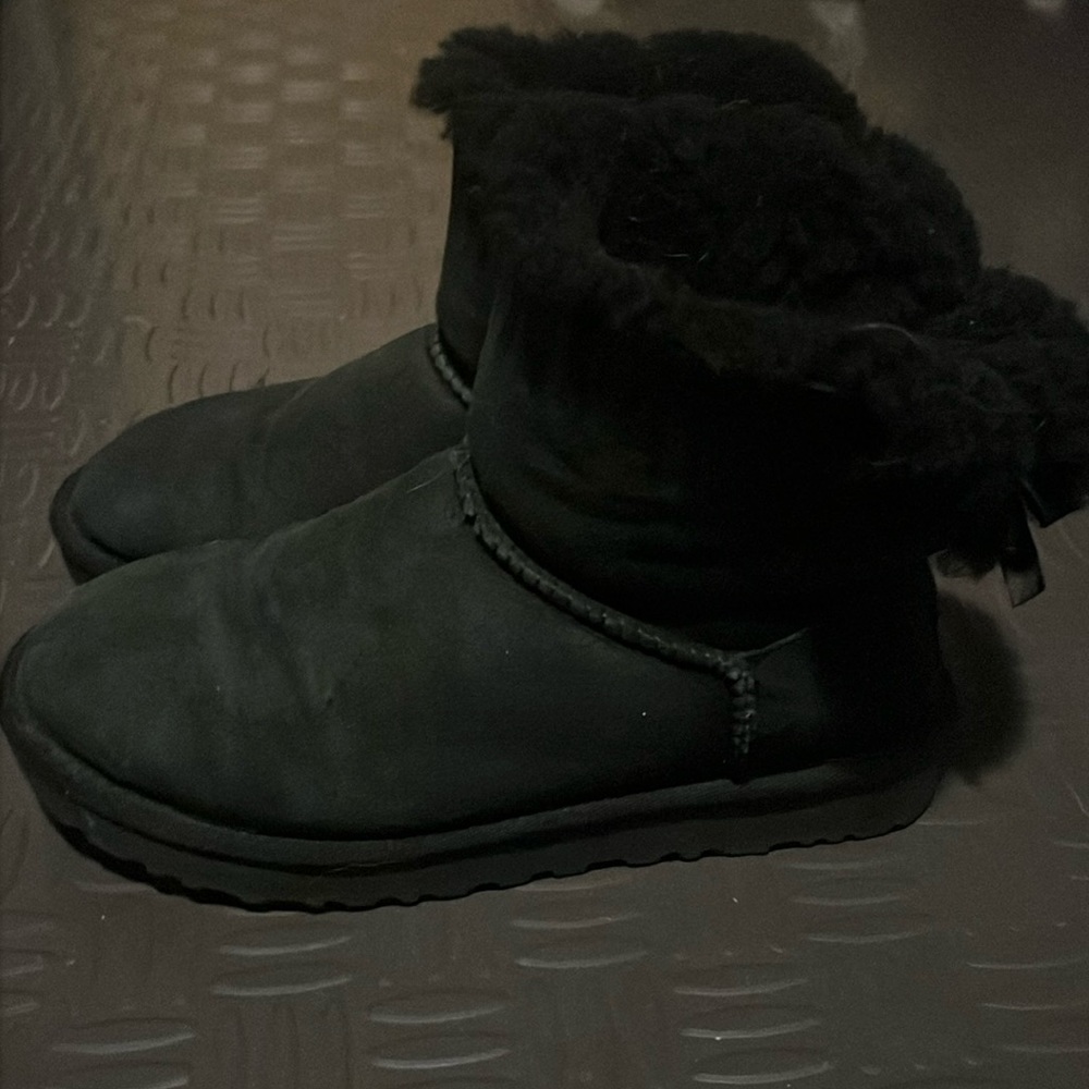 Size 7 mini bailey bow uggs black